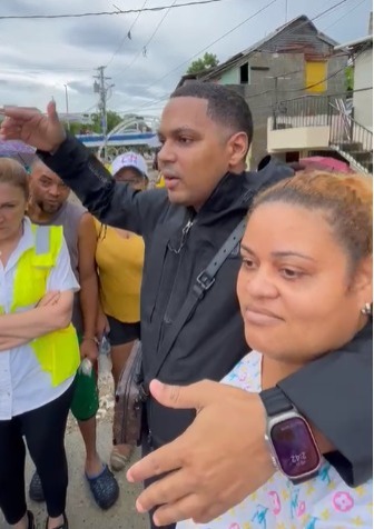 Santiago Matías acompaña a Carolina Mejía en recorrido por barrios vulnerables; insta a ciudadanos recoger basura