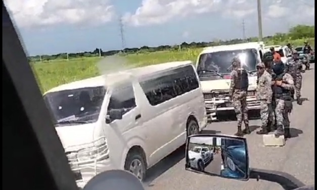 Autoridades persiguen reclusos que se fugaron cuando eran trasladados a SPM