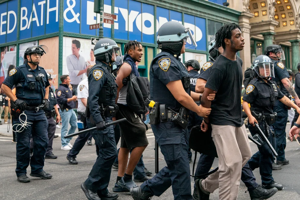 Varios policías heridos durante detención de streamer que causó caos en NY