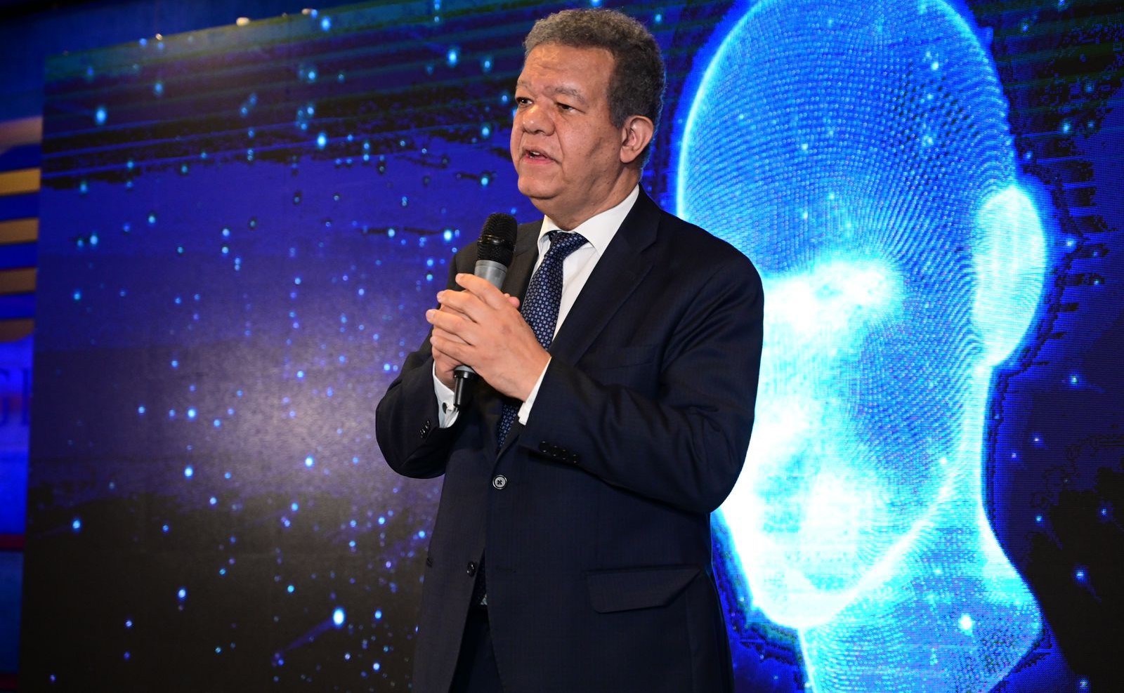 Leonel Fernández propone inteligencia artificial para transformar educación RD
