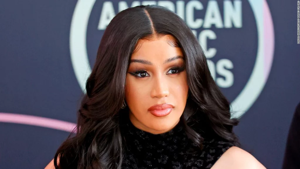 No habrá cargos contra Cardi B por lanzarle micrófono a una fan