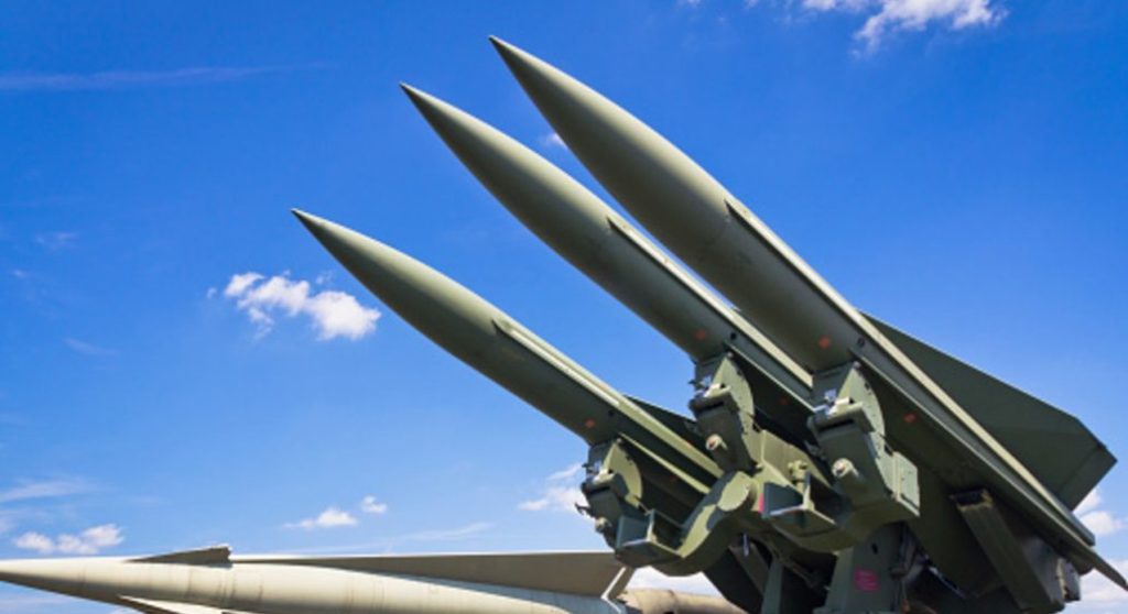 Cinco muertos en ataque de misiles rusos contra un edificio en el este de Ucrania