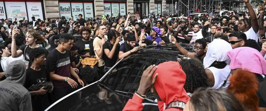 Acusan de incitar disturbios a «influencer» que generó caos en Nueva York