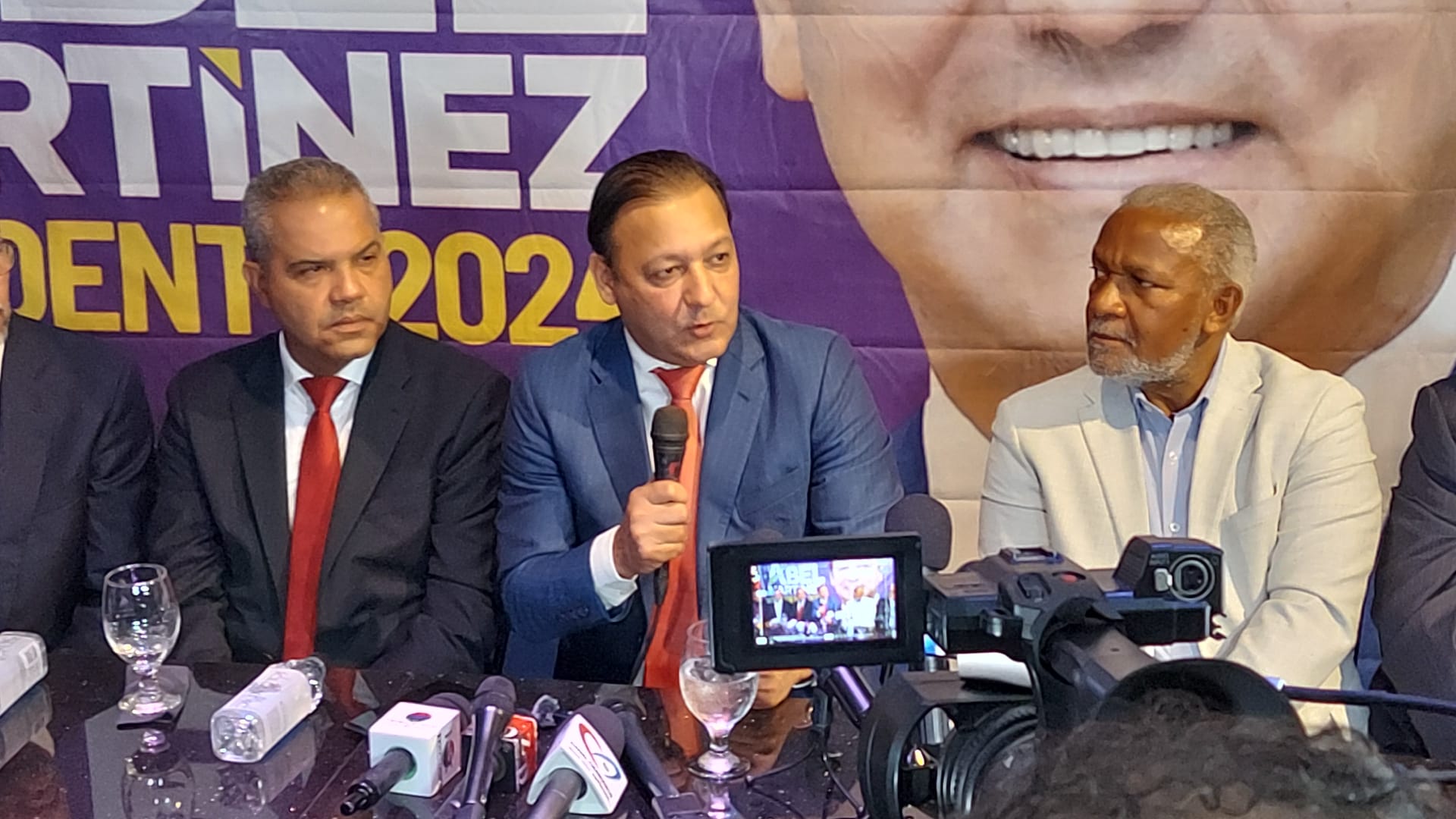 NY: Abel acusa a Luis Abinader de complicidad en conflicto por canal