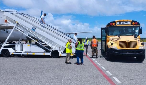 Llegan a la RD otros 74 ex presos dominicanos deportados por EU