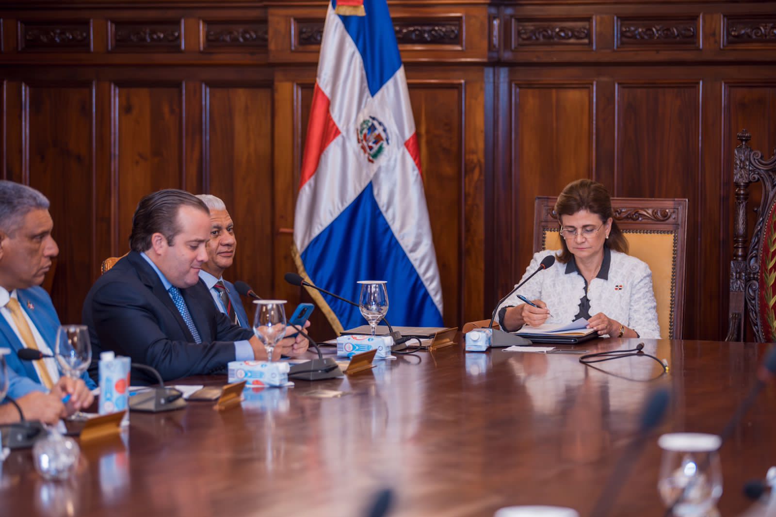 Vicepresidenta encabeza Consejo de Gobierno para conocer Presupuesto General del Estado 2024