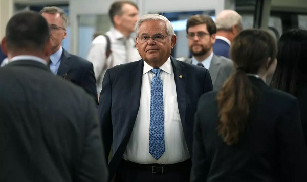 Presentan cargos a senador Bob Menendez y esposa por sobornos