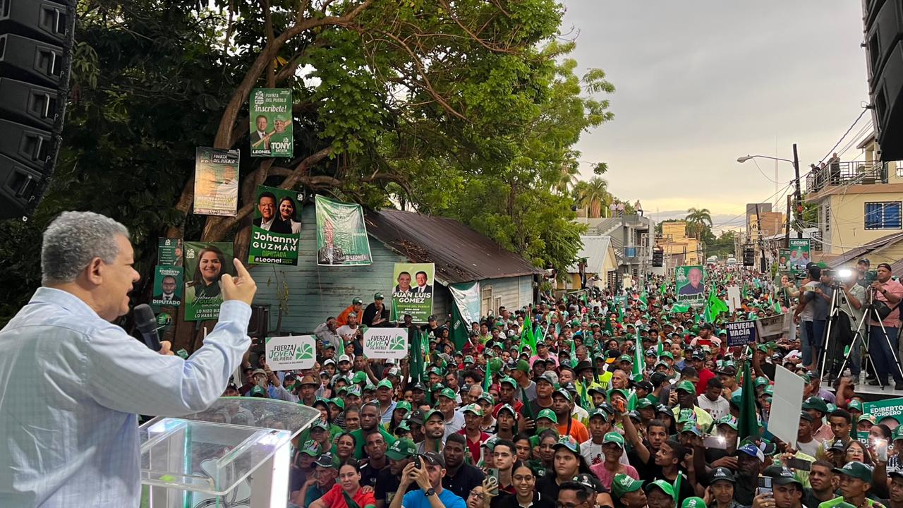 Pese a torrenciales aguaceros Leonel realiza en Mao multitudinaria concentración de apoyo a precandidatos