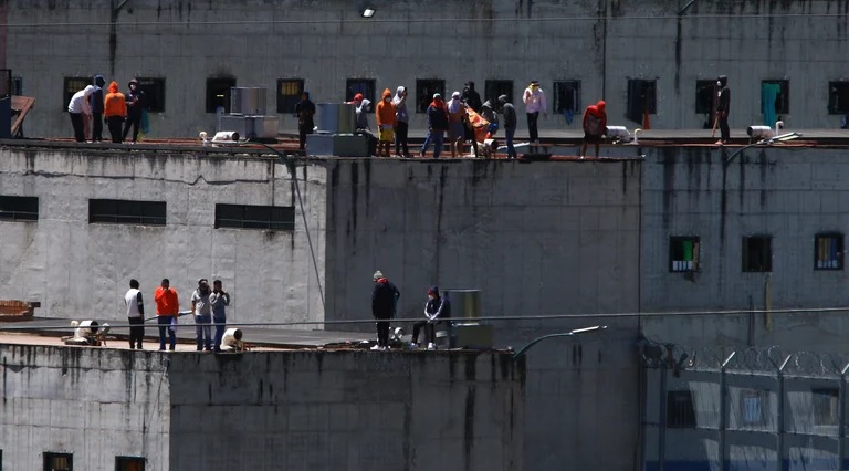 Presos de seis cárceles de Ecuador secuestran a 57 guardias penitenciarios y a policías