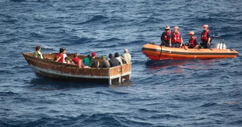 Repatrian a 59 migrantes dominicanos detenidos en aguas de Puerto Rico