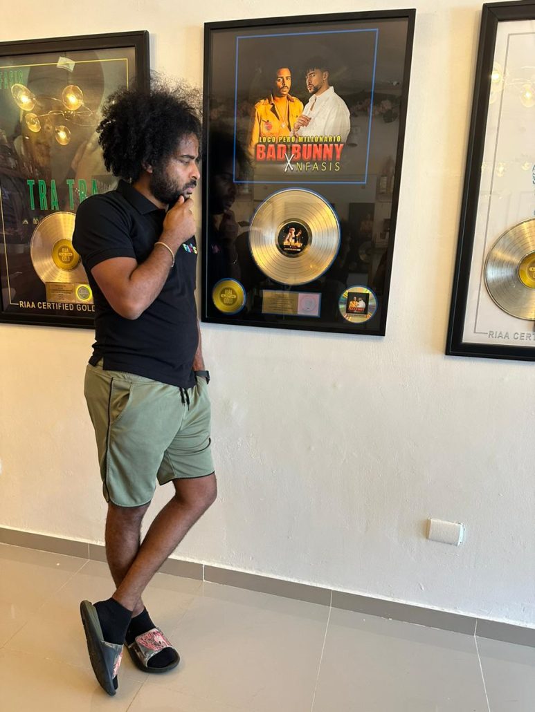 Nfasis y Bad Bunny ganan disco de oro con “Loco pero millonario”