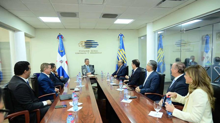 Leonel Fernández se reúne en Funglode con comisión Conep