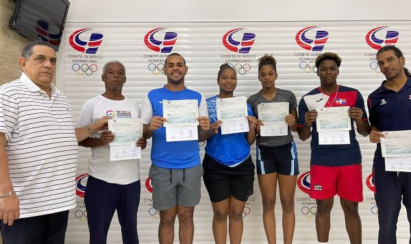 Entregan incentivo a medallistas bádminton, karate y esgrima JJCC