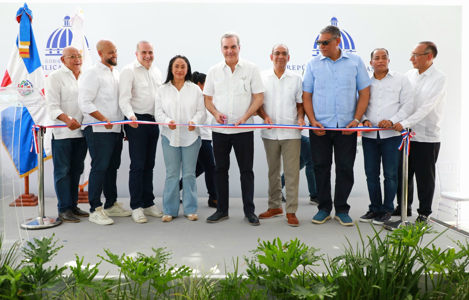 Presidente Abinader inaugura varias carreteras y hospitales en María Trinidad Sánchez y Espaillat