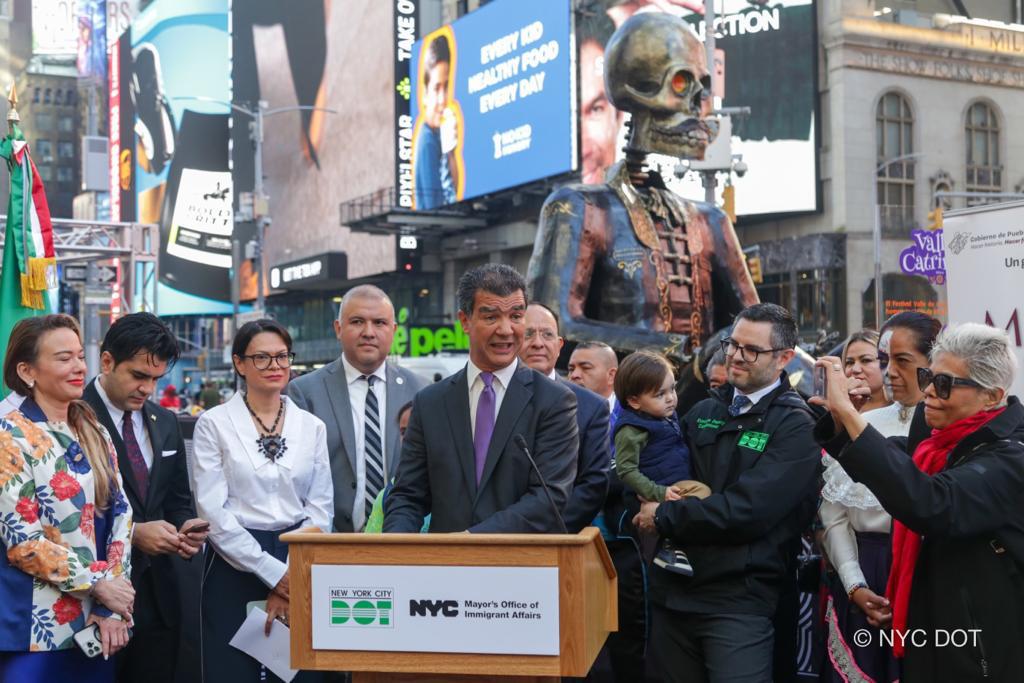 Instituciones estatales de Nueva York y Consulado General de México revelan Catrina Monumental Atlixquense en Times Square
