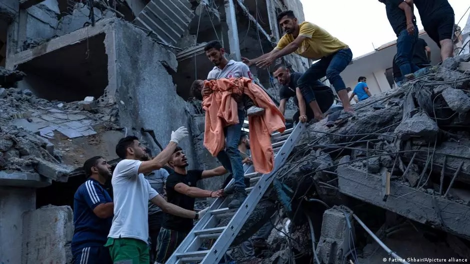 Aumentan a 3,200 muertos por los bombardeos israelíes en Gaza