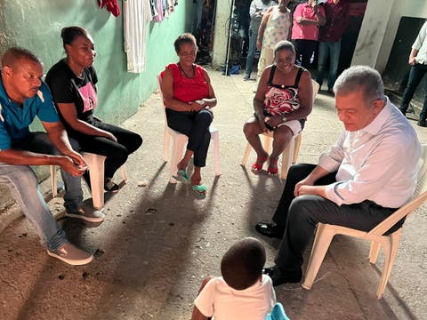 Leonel Fernández se lanza a los barrios a buscar los votos