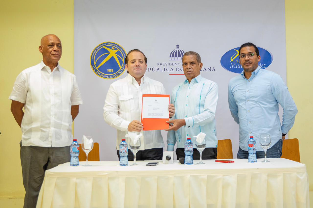 Ministro administrativo Presidencia entrega RD$ 20 millones para remodelación centro cultural y área de salud Club Mauricio Báez