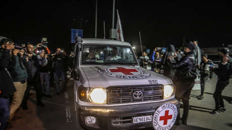 Hamás entrega a la Cruz Roja un tercer grupo de rehenes