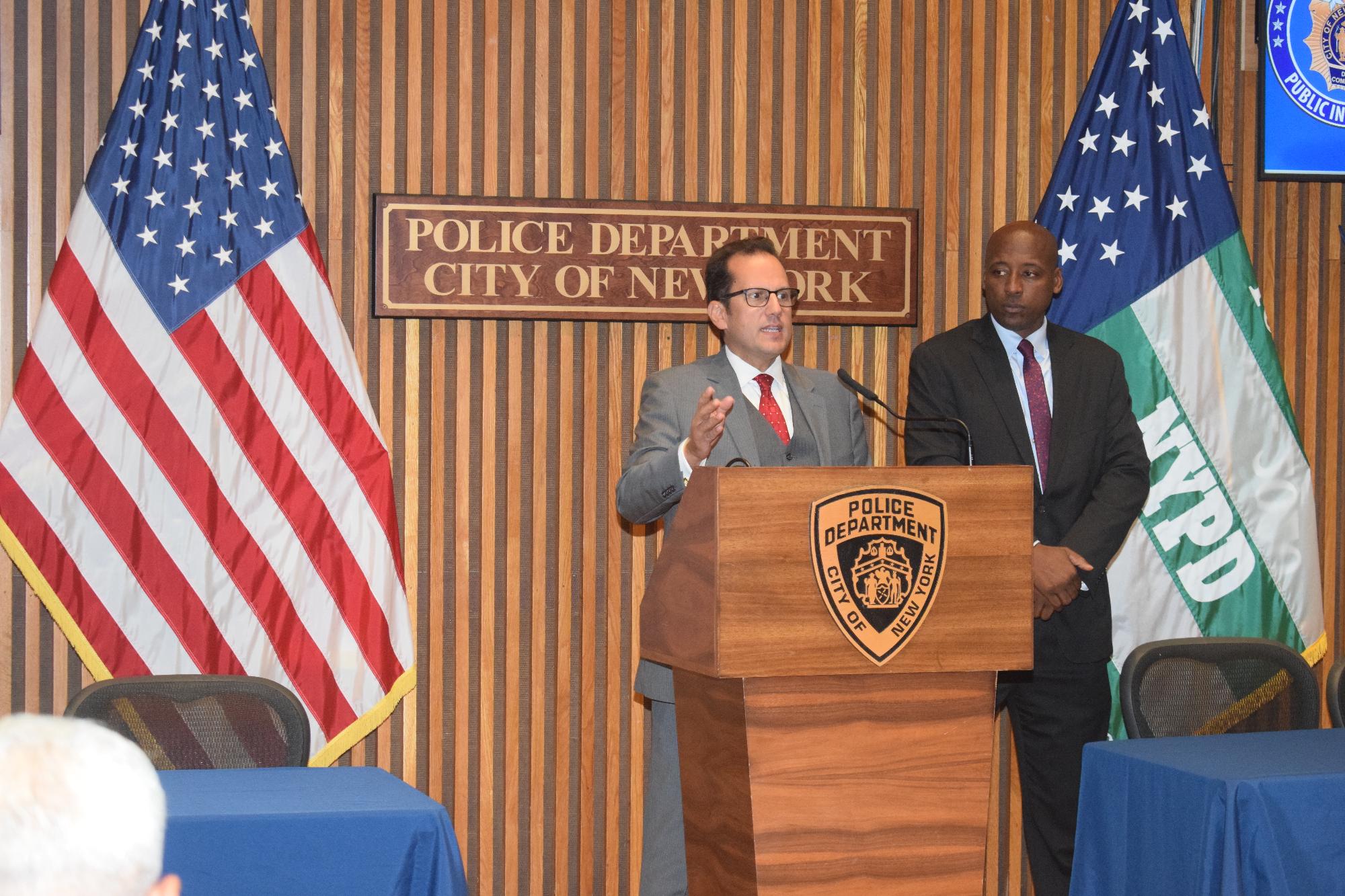 NYPD celebra encuentro con periodístas para dar a conocer su nuevo personal del departamento de comunicación