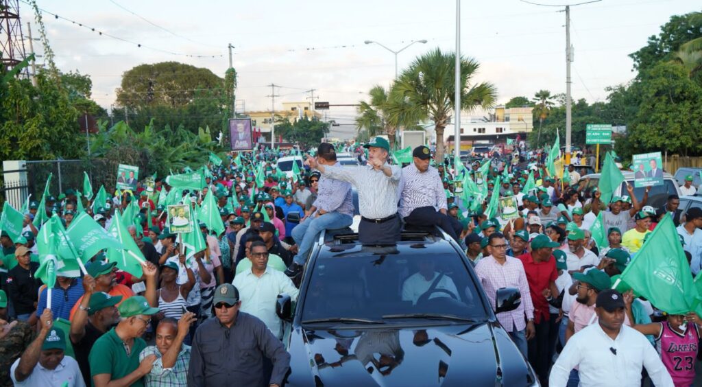 Leonel Fernández recorre calles de San Juan en caravana de la FP
