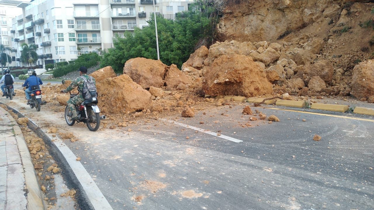 SDE: Lluvias provocan derrumbe tierra en vía aledaña al río Ozama