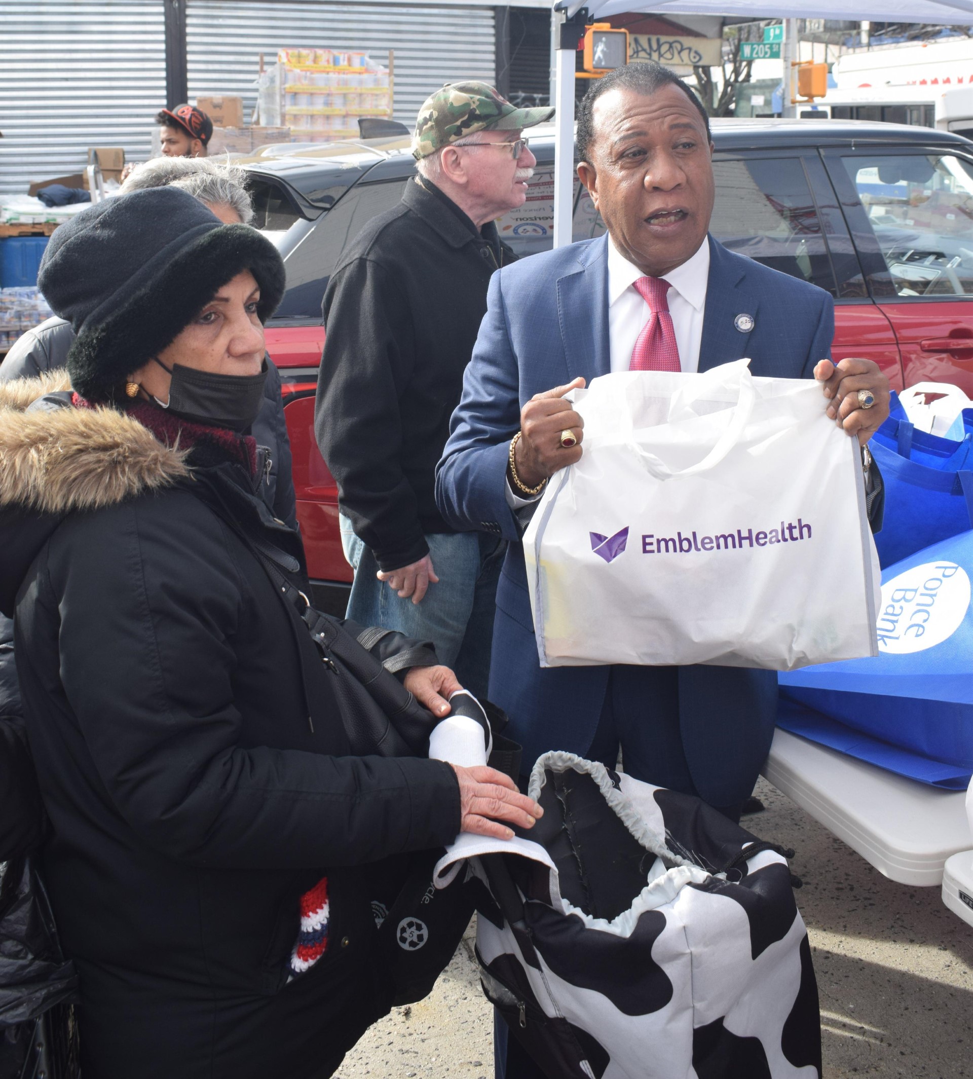 N Y : Empresario Juan Manuel Lebrón realiza entrega de comestibles a la comunidad del Alto Manhattan