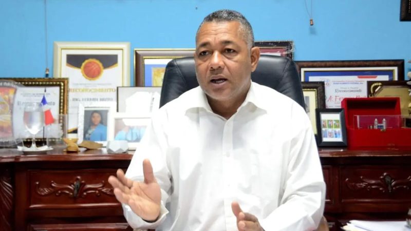 Alcalde Fermín Brito ejecuta extenso programa de relleno calles y reconstrucción aceras y contenes