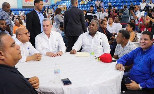 Abinader inicia entrega del bono navideño a 2.5 millones personas