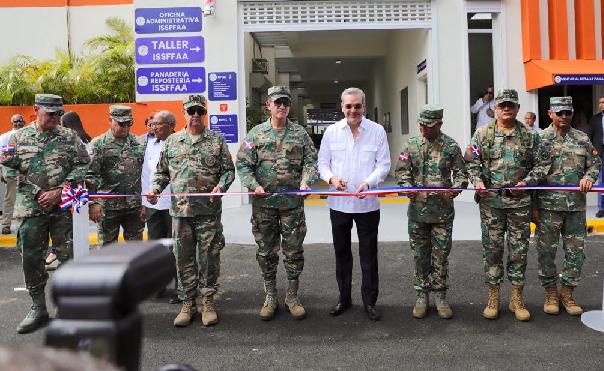 Presidente inaugura nuevas áreas Instituto Seguridad Social FFAA