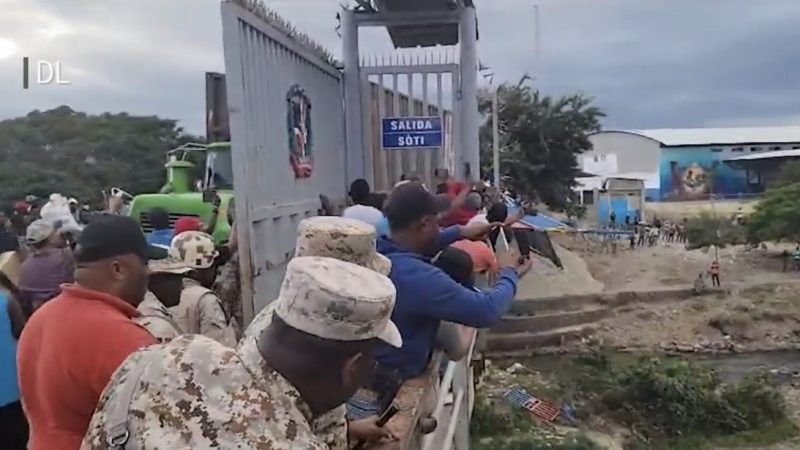 Haitianos derriban y tiran al río la puerta fronteriza de Dajabon