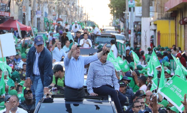Leonel encabeza multitudinaria caravana por sectores populares del Distrito Nacional