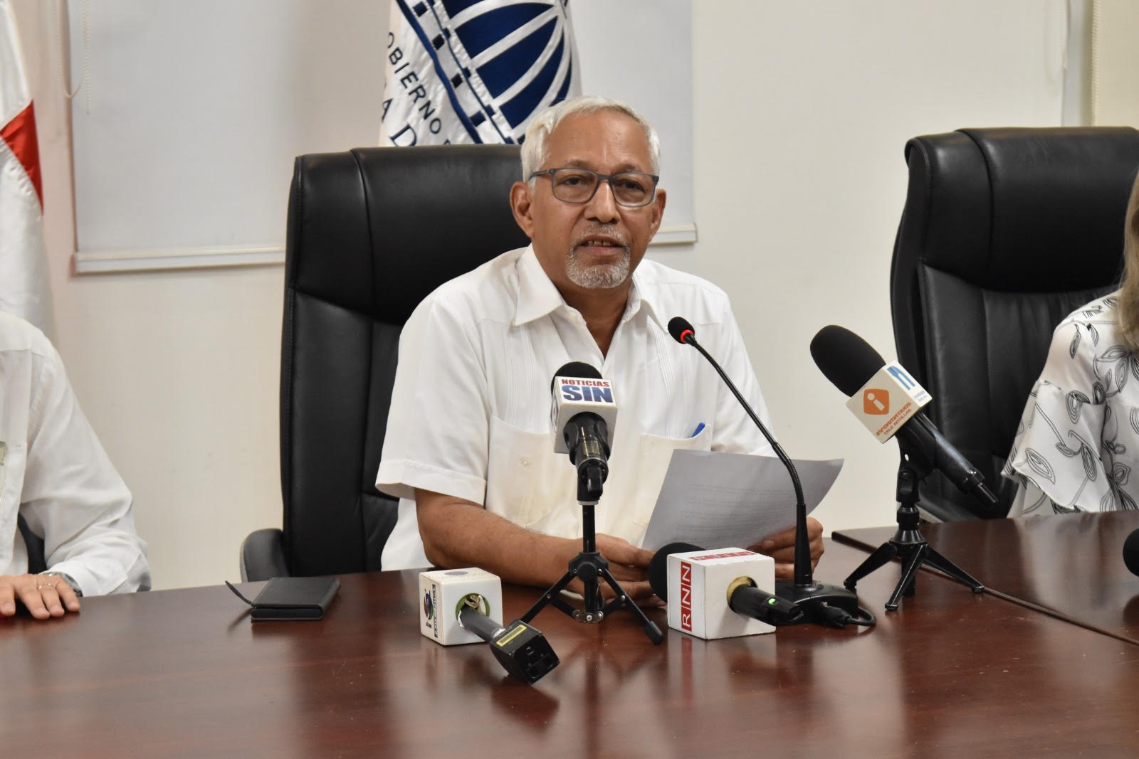 Ministro Educación se defiende; afirma actúa con transparencia