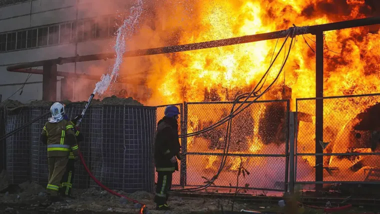 Rusia ataca el sistema eléctrico ucraniano con más de 90 misiles y municiones de racimo