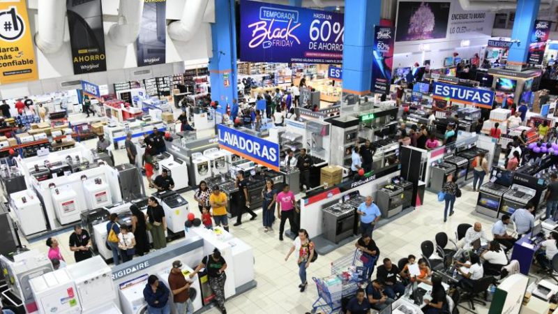 Dominicanos abarrotan tiendas por  motivo del Black Friday