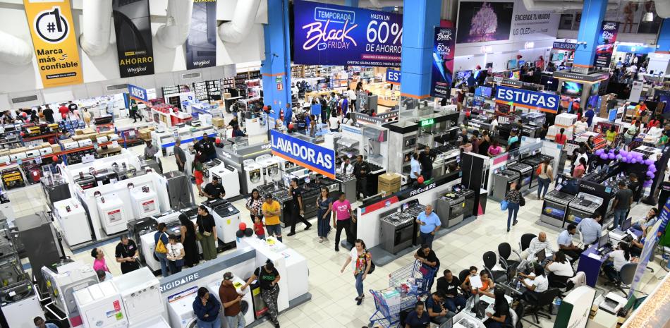 Dominicanos abarrotan tiendas por  motivo del Black Friday