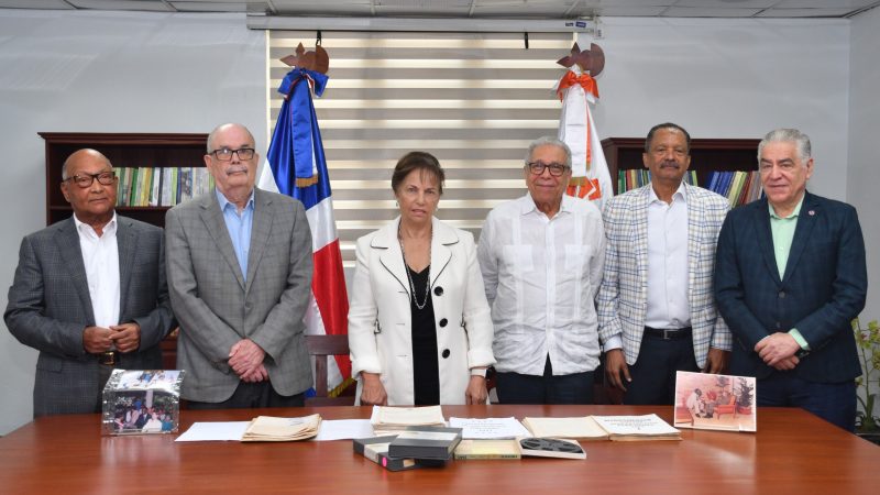 Peggy Cabral viuda de Peña Gómez dona al AGN materiales testimoniales