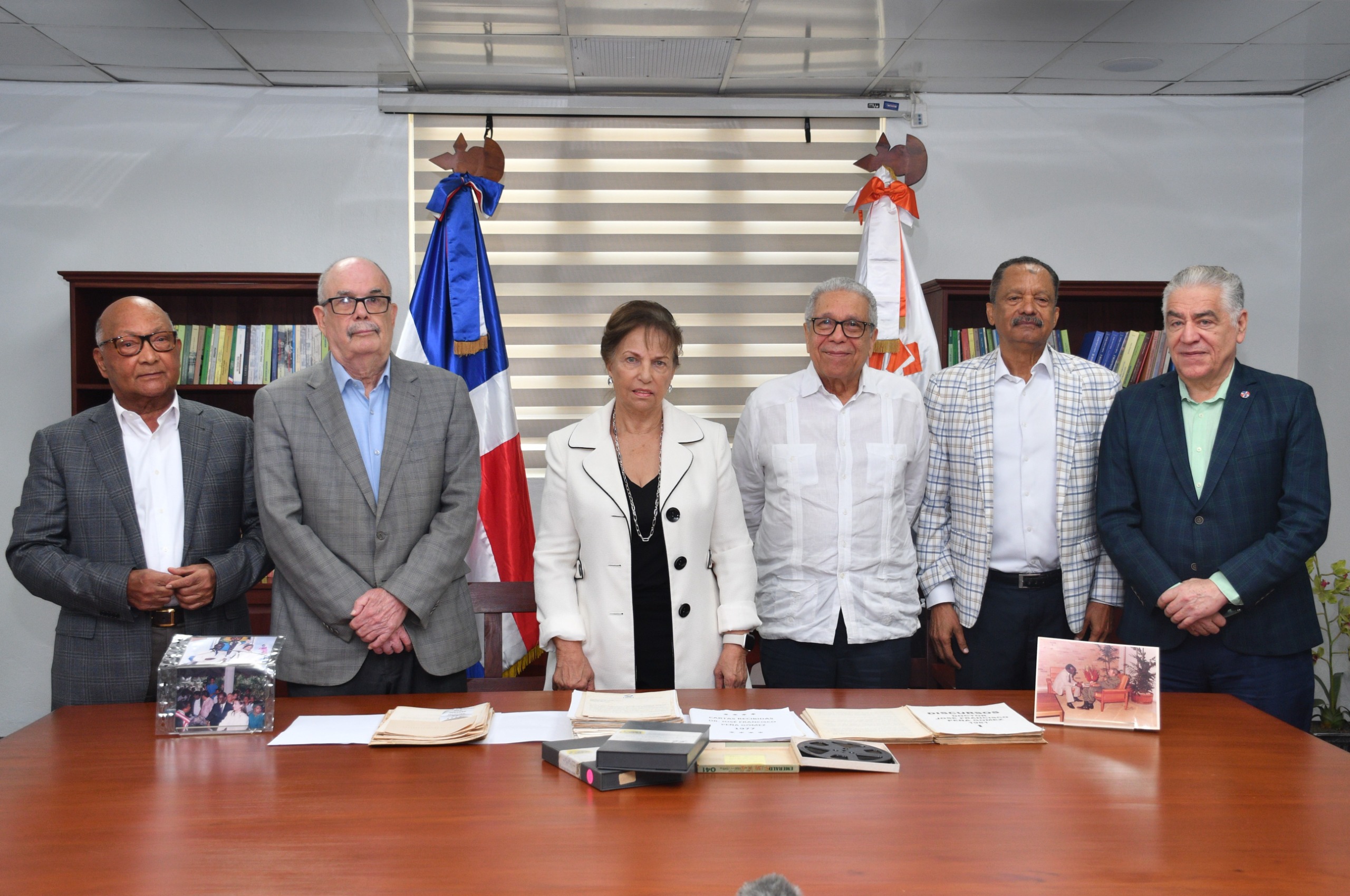 Peggy Cabral viuda de Peña Gómez dona al AGN materiales testimoniales