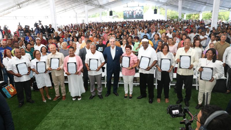 Abinader entrega 2,100 títulos, dice son pasaporte a la dignidad