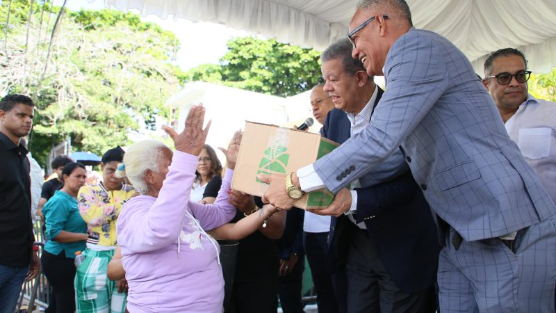 Leonel entrega cajas navideñas a personas de escasos recursos