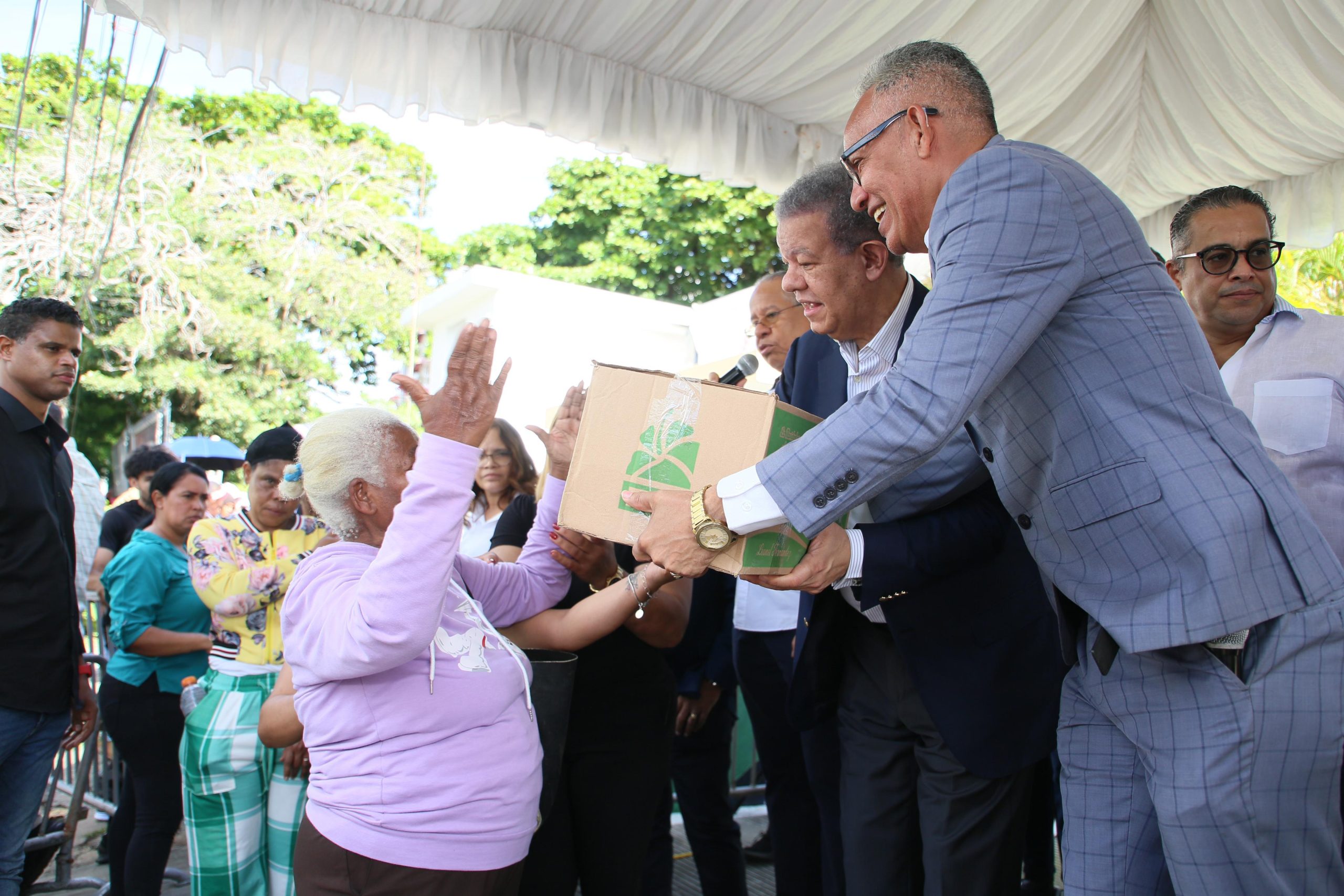 Leonel entrega cajas navideñas a personas de escasos recursos