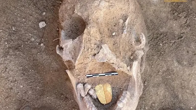 El fascinante hallazgo de una momia en Egipto con la lengua de oro