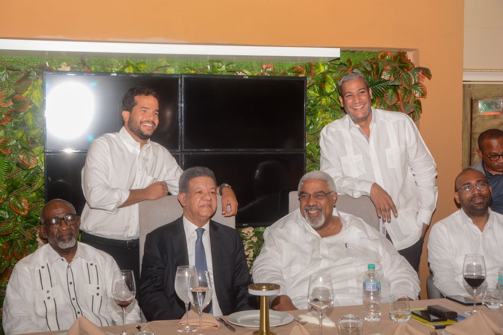 Leonel y Peña Guaba encabezan almuerzo con aliados