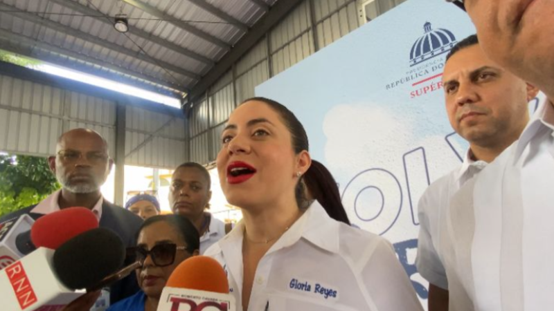 Gloria Reyes dice que caída de plataforma de bono navideño “son cosas que pasan”