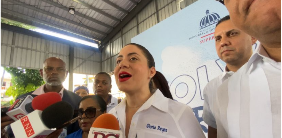 Gloria Reyes dice que caída de plataforma de bono navideño “son cosas que pasan”