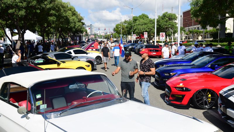 Pasión por los automóviles reúne a las personas en la exhibición de Cars and Coffee 2024