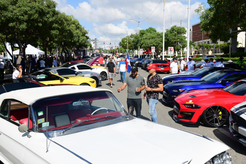 Pasión por los automóviles reúne a las personas en la exhibición de Cars and Coffee 2024