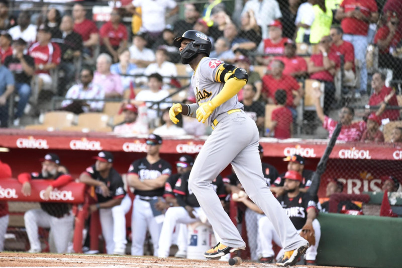 Con 4 jonrones Águilas derrotan otra vez al Escogido y se acercan