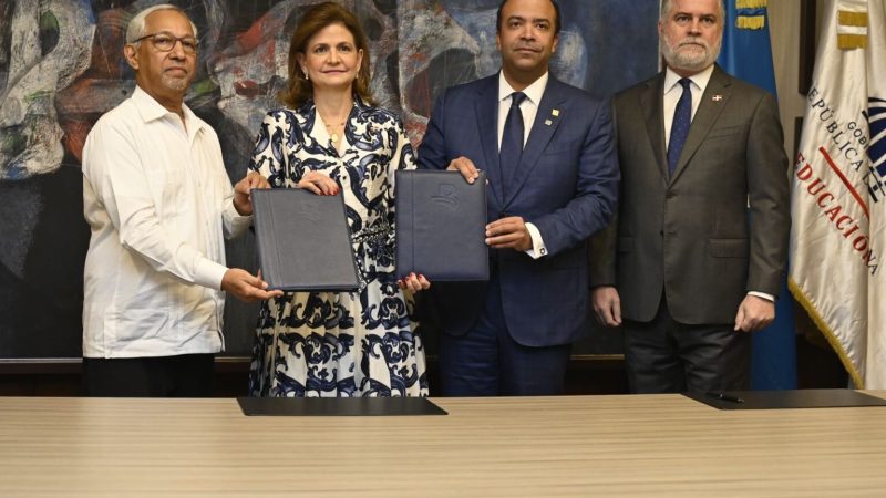 Raquel Peña encabeza firma de acuerdo entre Banreservas y Minerd para llevar educación financiera a centros educativos