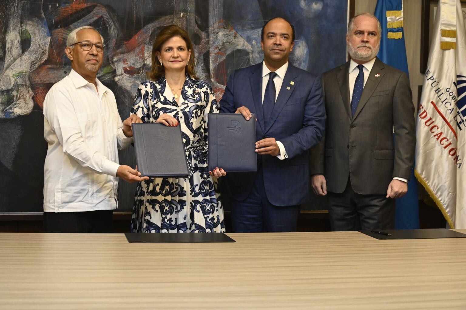 Raquel Peña encabeza firma de acuerdo entre Banreservas y Minerd para llevar educación financiera a centros educativos